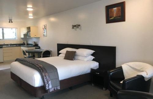 Lowburn Hotel | Colonial Manor Motel