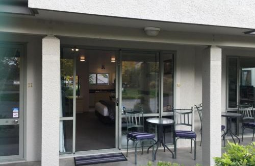 Lowburn Hotel | Colonial Manor Motel