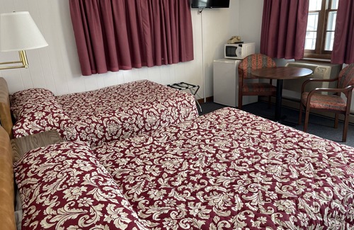 Wisconsin Dells Hotel | Colonial Motel