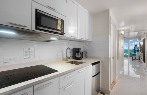 Puerta de Tierra Apartamento | Colonial Old San Juan | Waterfront Studio | Terrace with Coastal Vista
