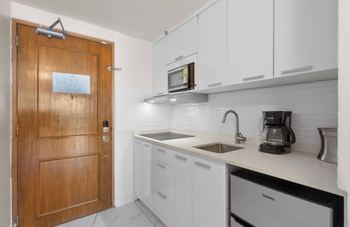 Puerta de Tierra Apartamento | Colonial Old San Juan | Waterfront Studio | Terrace with Coastal Vista