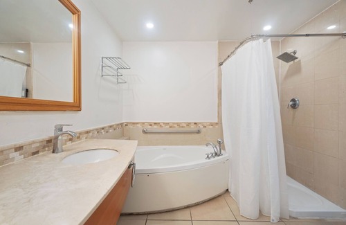 Puerta de Tierra Apartamento | Colonial Old San Juan | Waterfront Studio | Terrace with Coastal Vista