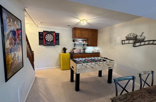Manassas Apartamento | Colonial Playland - 5BD, Private Yard, Game Room