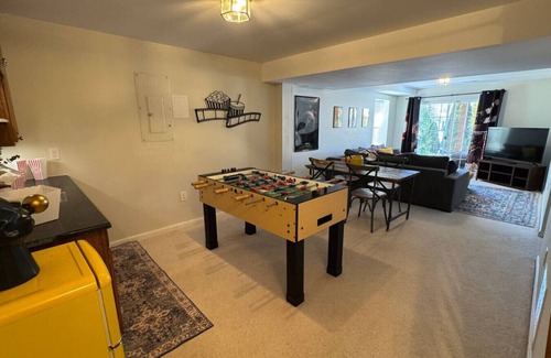 Manassas Apartamento | Colonial Playland - 5BD, Private Yard, Game Room