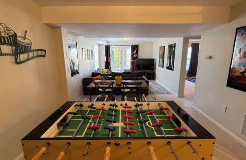 Manassas Apartamento | Colonial Playland - 5BD, Private Yard, Game Room