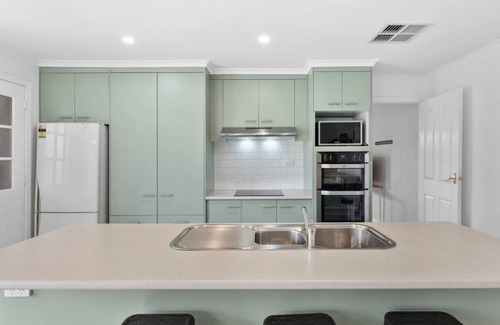 Alfredton Casa | Colonial Court Retreat:Spacious Stay Near Vic Park