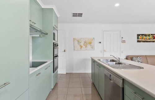 Alfredton Casa | Colonial Court Retreat:Spacious Stay Near Vic Park