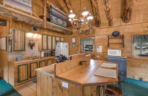 South Fork Casa | Colorado Cabin 20 Mins to Wolf Creek Ski Area - Private Hot Tub