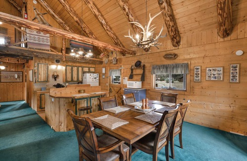 South Fork Casa | Colorado Cabin 20 Mins to Wolf Creek Ski Area - Private Hot Tub
