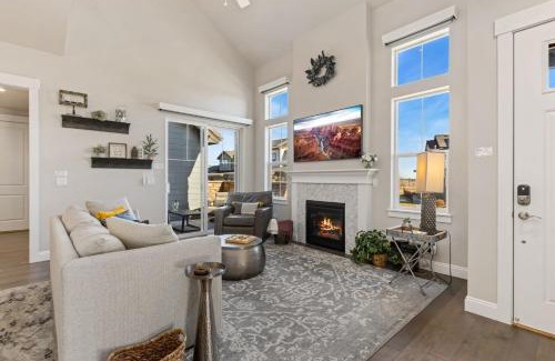 Loveland Casa | Colorado Modern Retreat with King Beds, Pickleball
