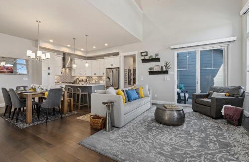 Loveland Casa | Colorado Modern Retreat with King Beds, Pickleball
