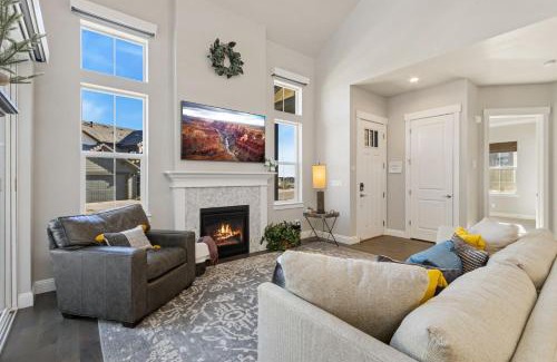 Loveland Casa | Colorado Modern Retreat with King Beds, Pickleball