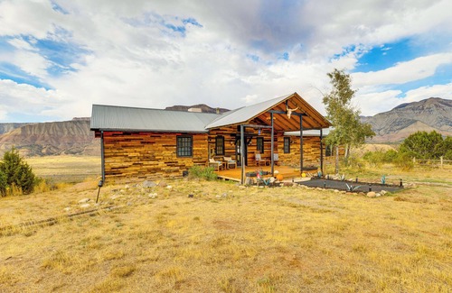 Battlement Mesa Cabina | Colorado River Getaway in Parachute: Dogs Welcome!