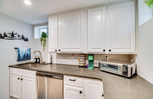 Pleasant Valley Apartamento | Colorado Springs Apt w/ Private Hot Tub