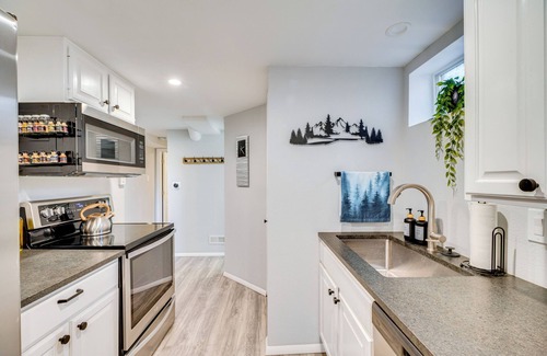 Pleasant Valley Apartamento | Colorado Springs Apt w/ Private Hot Tub