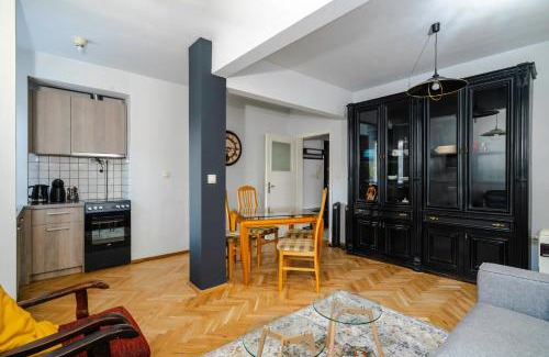 Oborishte Apartamento | Colorful 2BD Apartment next to Serdika Center by Flat Mаnager