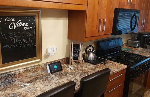 Waukegan Casa | Colorful 4-bedroom house-Vet owned-NAVAL Academy