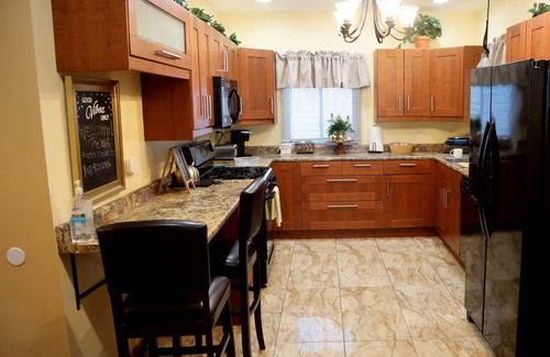Waukegan Casa | Colorful 4-bedroom house-Vet owned-NAVAL Academy