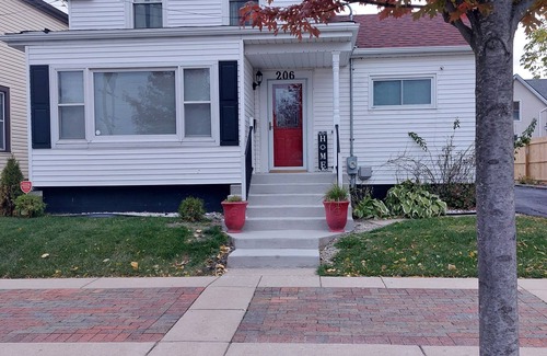 Waukegan Casa | Colorful 4-bedroom house-Vet owned-NAVAL Academy