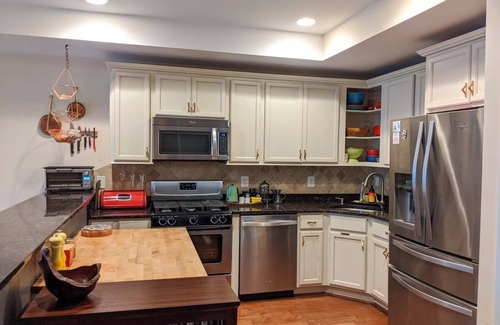 Bloomingdale Casa | Colorful, Artsy and Spacious 3BR/3BA 2 Level Condo