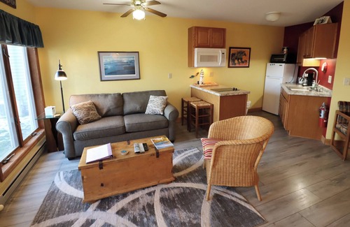 Bayfield Condominio | Colorful Beach Front Condo with Lake Views