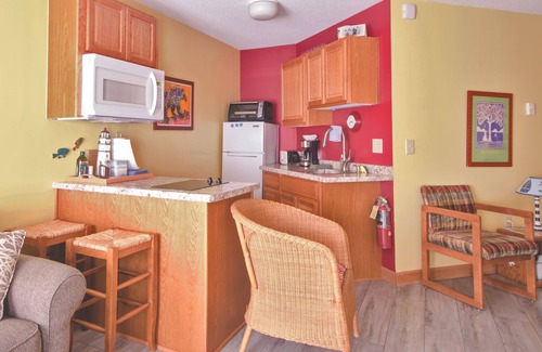 Bayfield Condominio | Colorful Beach Front Condo with Lake Views