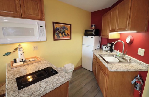 Bayfield Condominio | Colorful Beach Front Condo with Lake Views