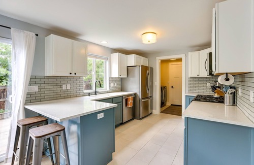 Mountain View District Casa | Colorful Bend Home w/ Yard & Fire Pit!