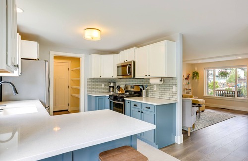 Mountain View District Casa | Colorful Bend Home w/ Yard & Fire Pit!