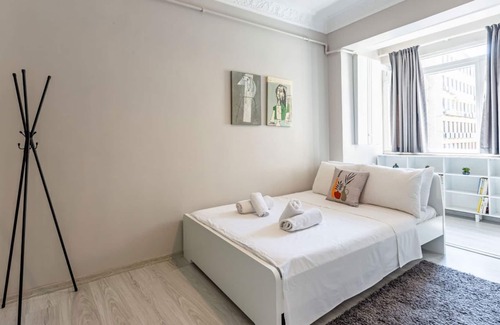 Nisantasi Apartamento | Colorful Breezy Apartment Close Trendy Attractions in the Heart of Nisantasi