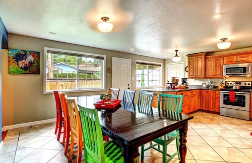 East Colorado Springs Casa | Alquiler de vacaciones de Colorado colorido. El único nivel de un VRBO en Colo. ¡Muelles!