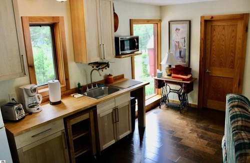 Lake Ann Cabaña | Colorful, Cozy Cottage on Pearl Lake