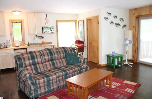 Lake Ann Cabaña | Colorful, Cozy Cottage on Pearl Lake