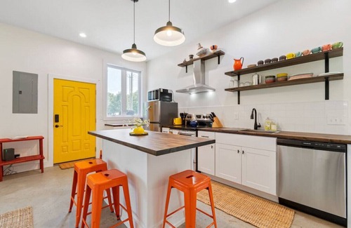 Lobelville Cabina | Colorful & Cozy River Retreat with a View
