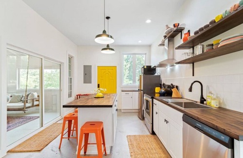Lobelville Cabina | Colorful & Cozy River Retreat with a View