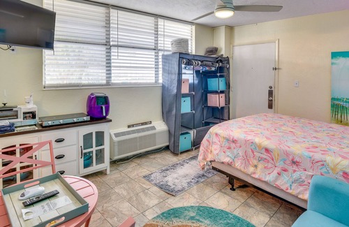 Bostwick Park Apartamento | Colorful Daytona Beach Vacation Rental w/ Pools!