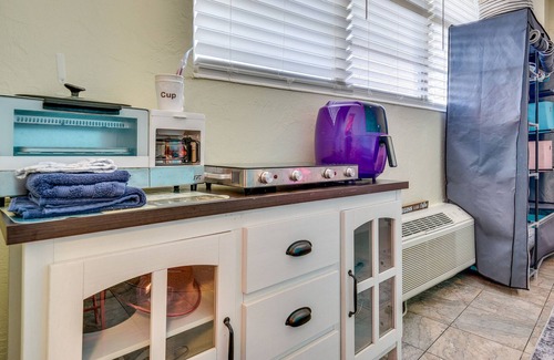 Bostwick Park Apartamento | Colorful Daytona Beach Vacation Rental w/ Pools!
