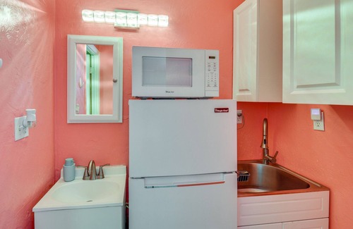 Bostwick Park Apartamento | Colorful Daytona Beach Vacation Rental w/ Pools!