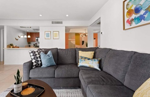 Deepwell Estates Condominio | Colorful, Modern Condo at the famed Biltmore