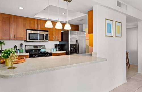 Deepwell Estates Condominio | Colorful, Modern Condo at the famed Biltmore