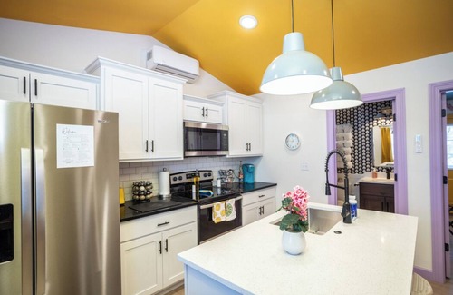 Waynesville Apartamento | NEW! Colorful Oasis w/Hot Tub Near FLW!