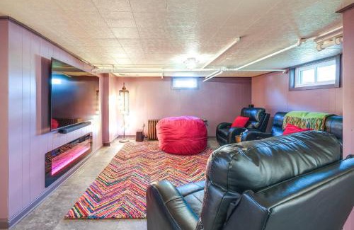 Roanoke Casa | Colorful Roanoke Vacation Rental with Hot Tub!