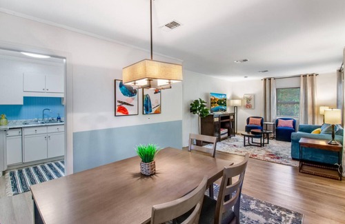 West Pensacola Casa | Colorfully Decorated House with Fun Outdoor Patio