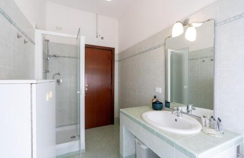 Quartiere XX Ardeatino Apartamento | Colosseum 15 minutes away Big, Bright & Central