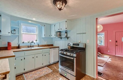 Cabbagetown Casa | Colour Crush: Walk to Bars, Restaurants, Beltline