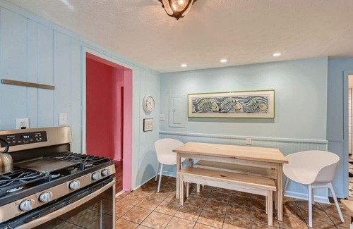 Cabbagetown Casa | Colour Crush: Walk to Bars, Restaurants, Beltline