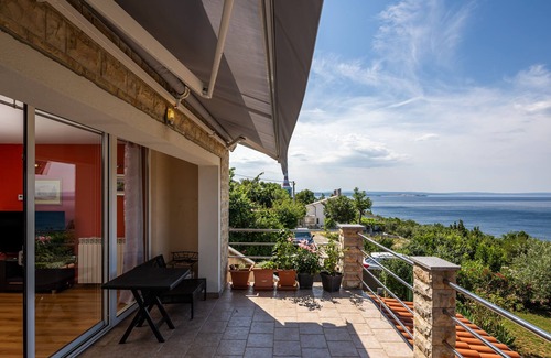 Kostrena Apartamento | Colourful Seaview Apartment, Kostrena, Croatia