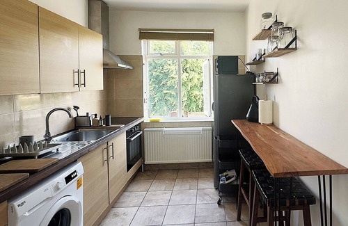 Edgware Apartamento | Columbia Ave: 3 bedroom Artistic and Modern Retreat