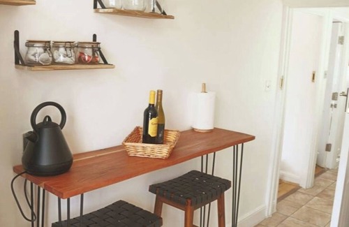 Edgware Apartamento | Columbia Ave: 3 bedroom Artistic and Modern Retreat
