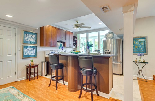Columbia Apartamento | Lakefront Retreat w/ Sunroom, Patio & Kayak!